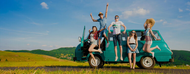Estudiantes disfrutando y viajando con amigos de la universidad en una experiencia con Grasshopper.