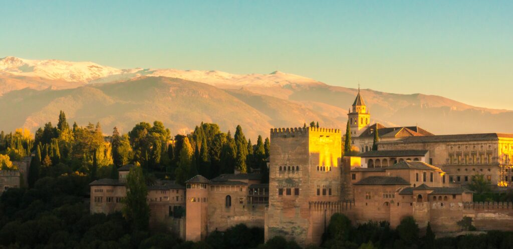 Vistas de la Alhambra de Granada. Estudiar en España: ¡Descubre las 5 razones principales! 