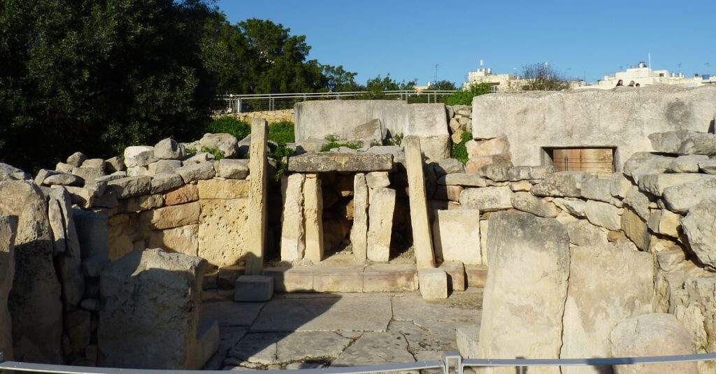 Diez mejores lugares por conocer en tu visita a Malta mientras estudias, él segundó es: los templos historicos Ħaġar Qim y Tarxien