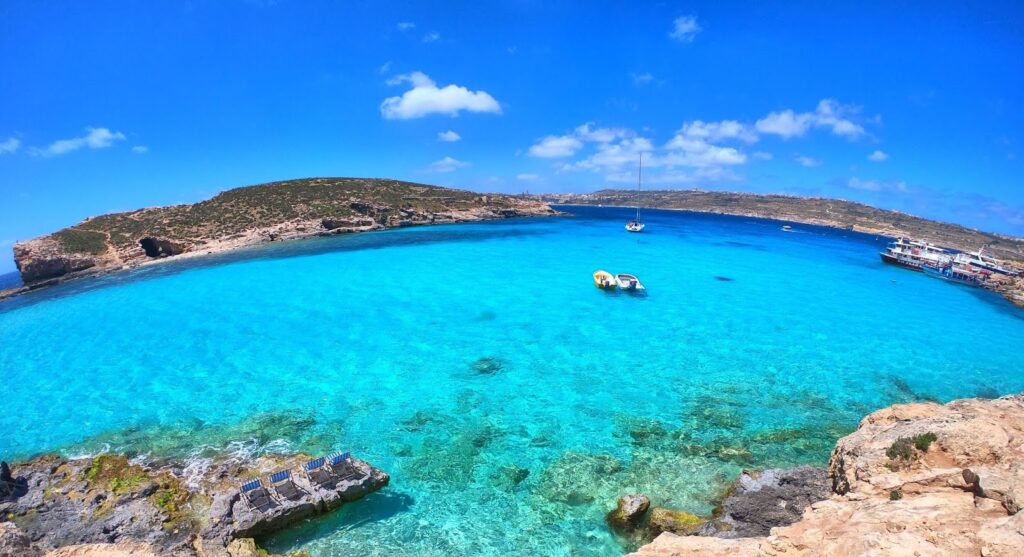 Diez mejores lugares por conocer en tu visita a Malta mientras estudias, él tercero es la isla comino. 