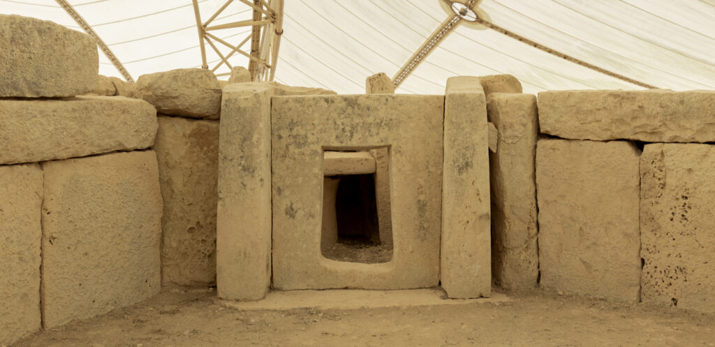 Templo megalítico Hagar Qim en Malta, un lugar que conocer si vienes a estudiar 