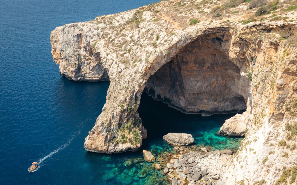 Diez mejores lugares por conocer en tu visita a Malta mientras estudias, él quintó es: Blue Grotto