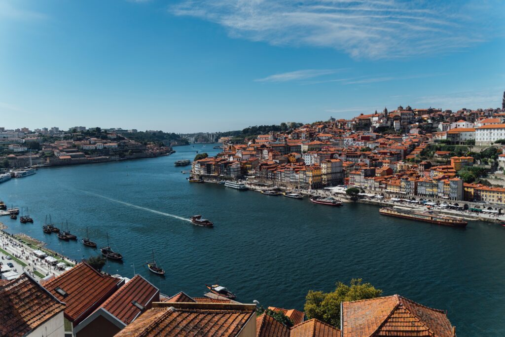 Elegantes canales de navegación de Portugal