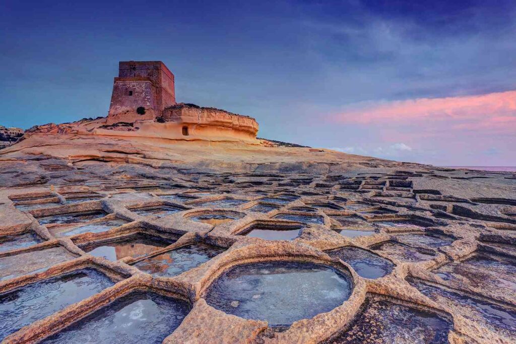 Diez mejores lugares por conocer en tu visita a Malta mientras estudias, él segundó son los templos historicos Ħaġar Qim y Tarxien, donde se grabó juego de tronos