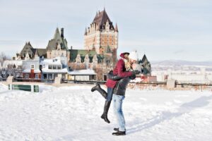 Pareja feliz en su intercambio de estudio en Quebec, Canadá