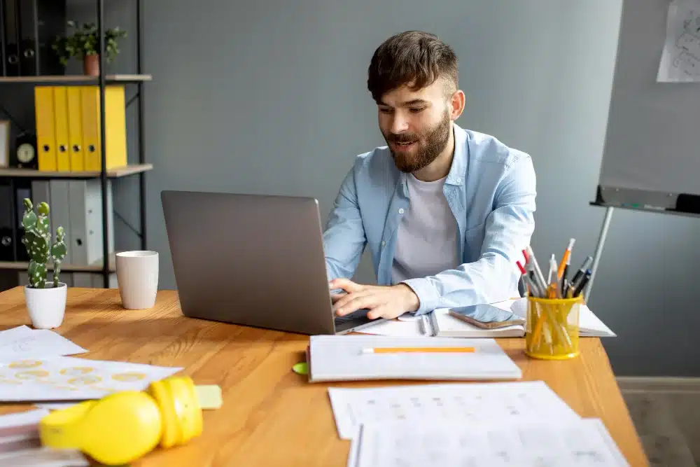 Hombre buscando trabajo de medio tiempo mientras estudias en el exterior