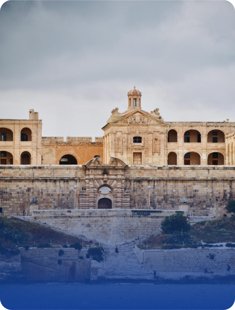 El fuerte Manoel sobre el puerto de Marsamxett, Malta