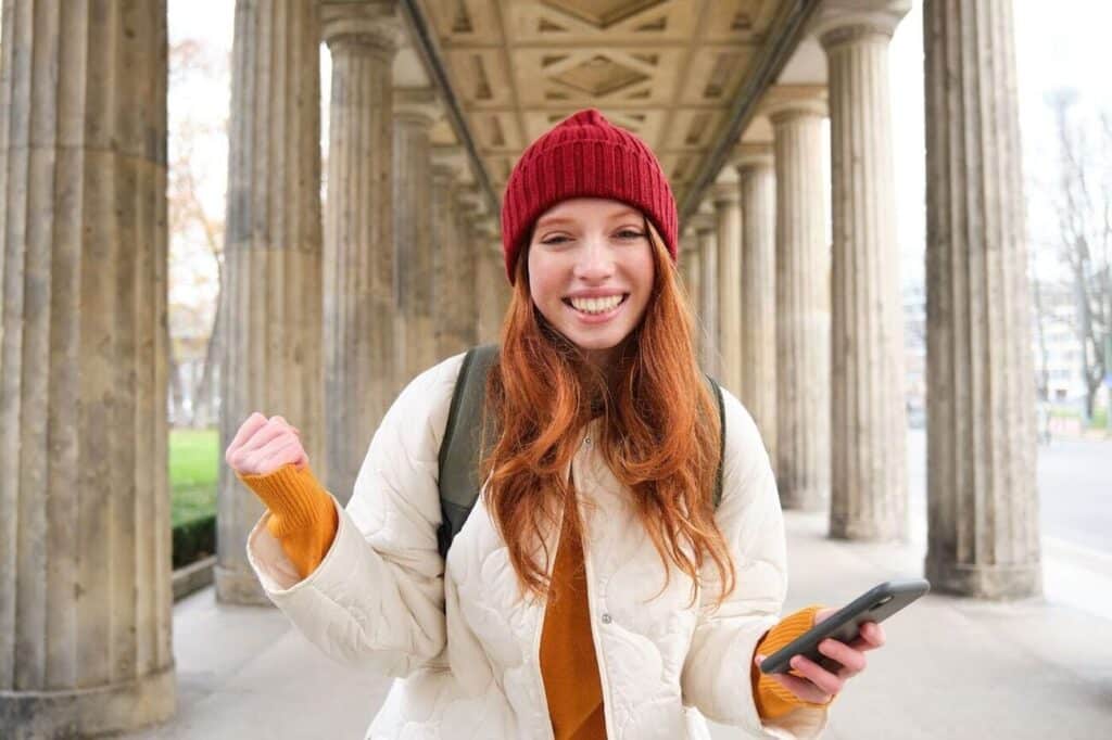 Mujer sonriente por estudiar en Italia como extranjero