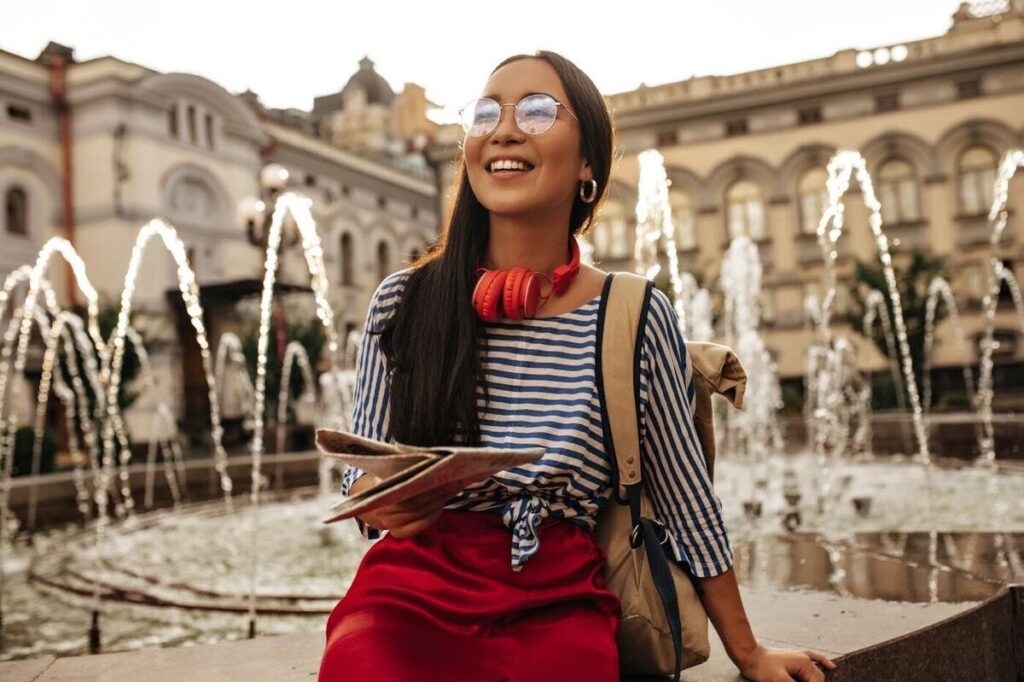 Mujer feliz por estudiar en Italia como extranjero