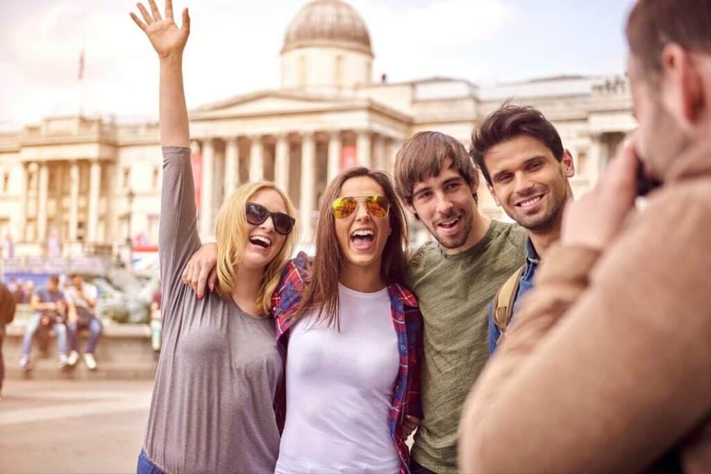 Grupo de amigos felices por estudiar en Italia como extranjero