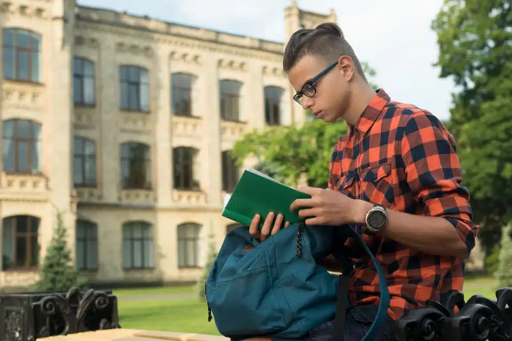 Jóven con bolso y cuaderno investigando qué estudiar en España