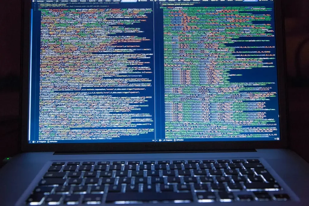 Computador con pexels markusspiske