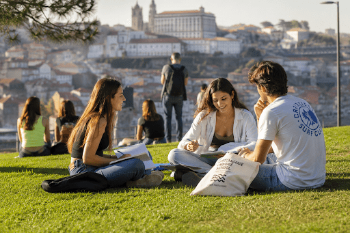 Grupo de estudiantes en el campus de Portugal estudiando portugués