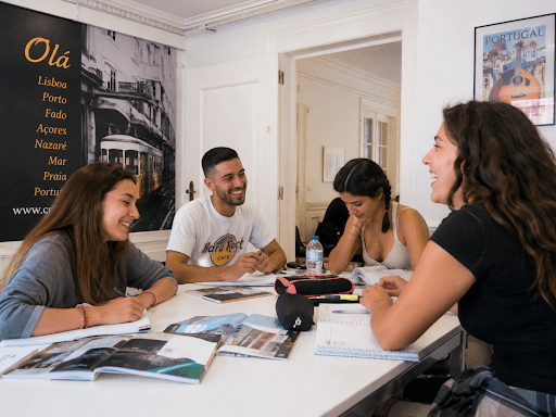 Grupo de estudiantes estudiando portugués en Portugal