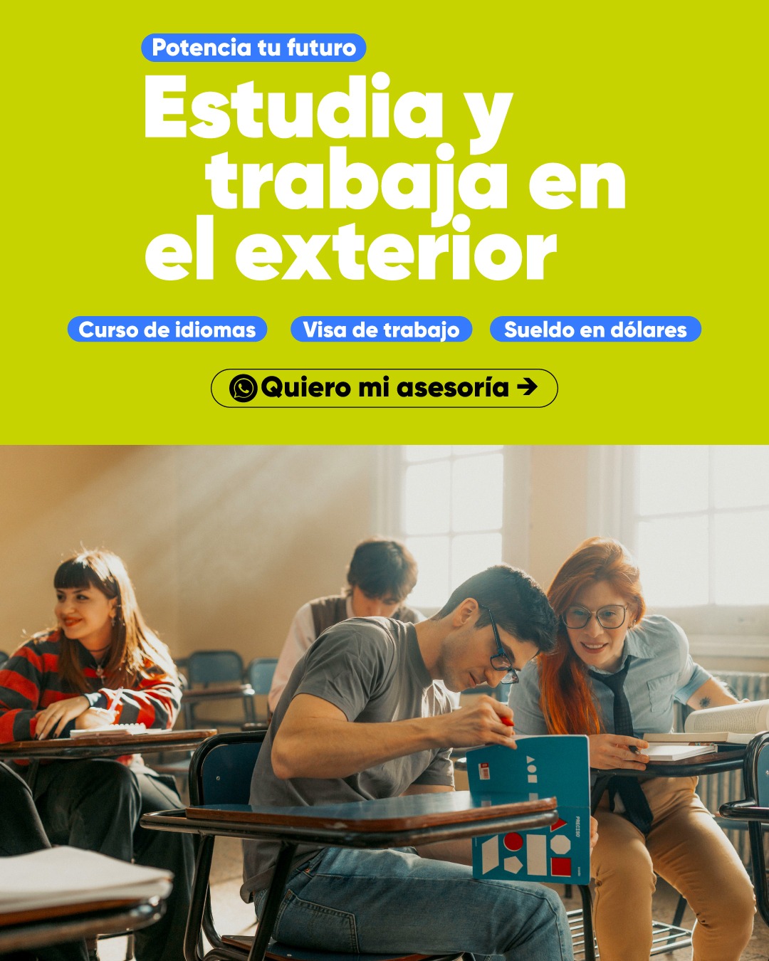 Dos estudiantes trabajando juntos en un salón de clase