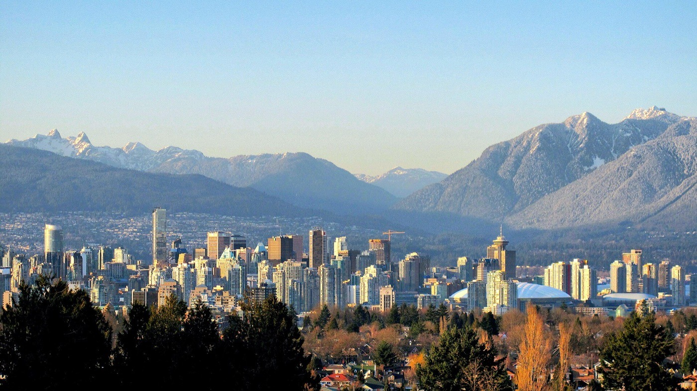 Rascacielos del centro de Vancouver con las montañas North Shore al fondo