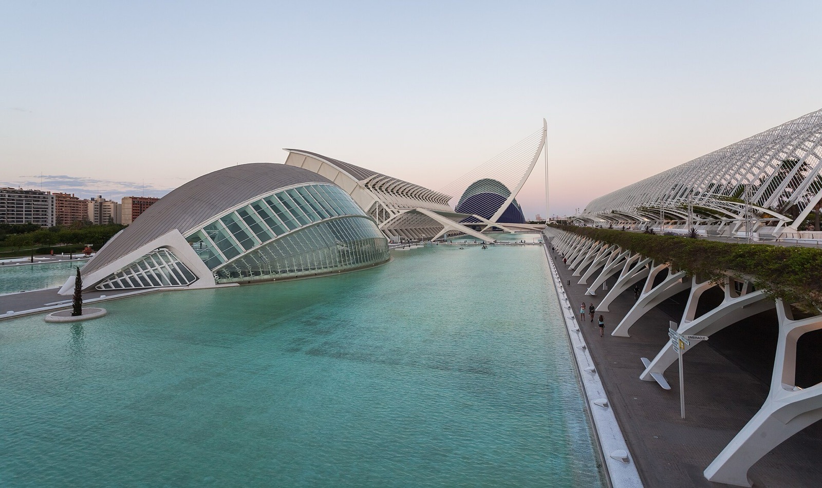 Ciudad de las Artes y las Ciencias de Valencia con L'Hemisfèric y los estanques al atardecer