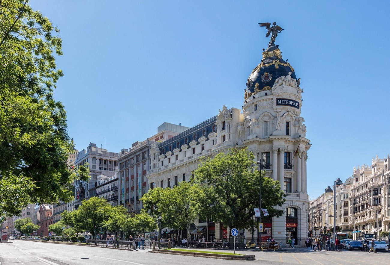 Edificio Metrópolis en la esquina de la calle de Alcalá y la Gran Vía de Madrid, en un día soleado