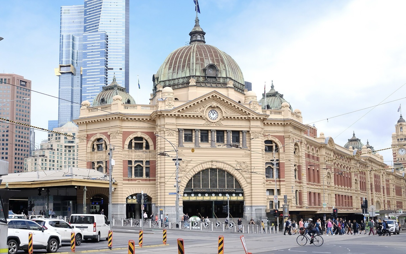 Estación de Flinders Street en Melbourne, con su cúpula y fachada amarilla, y rascacielos detrás