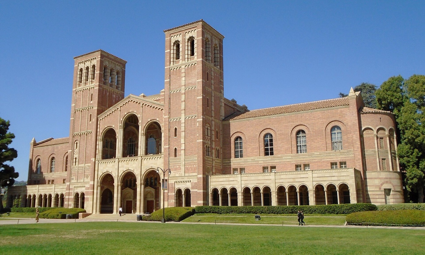 Royce Hall, edificio de ladrillo con dos torres en el campus de UCLA en Los Ángeles
