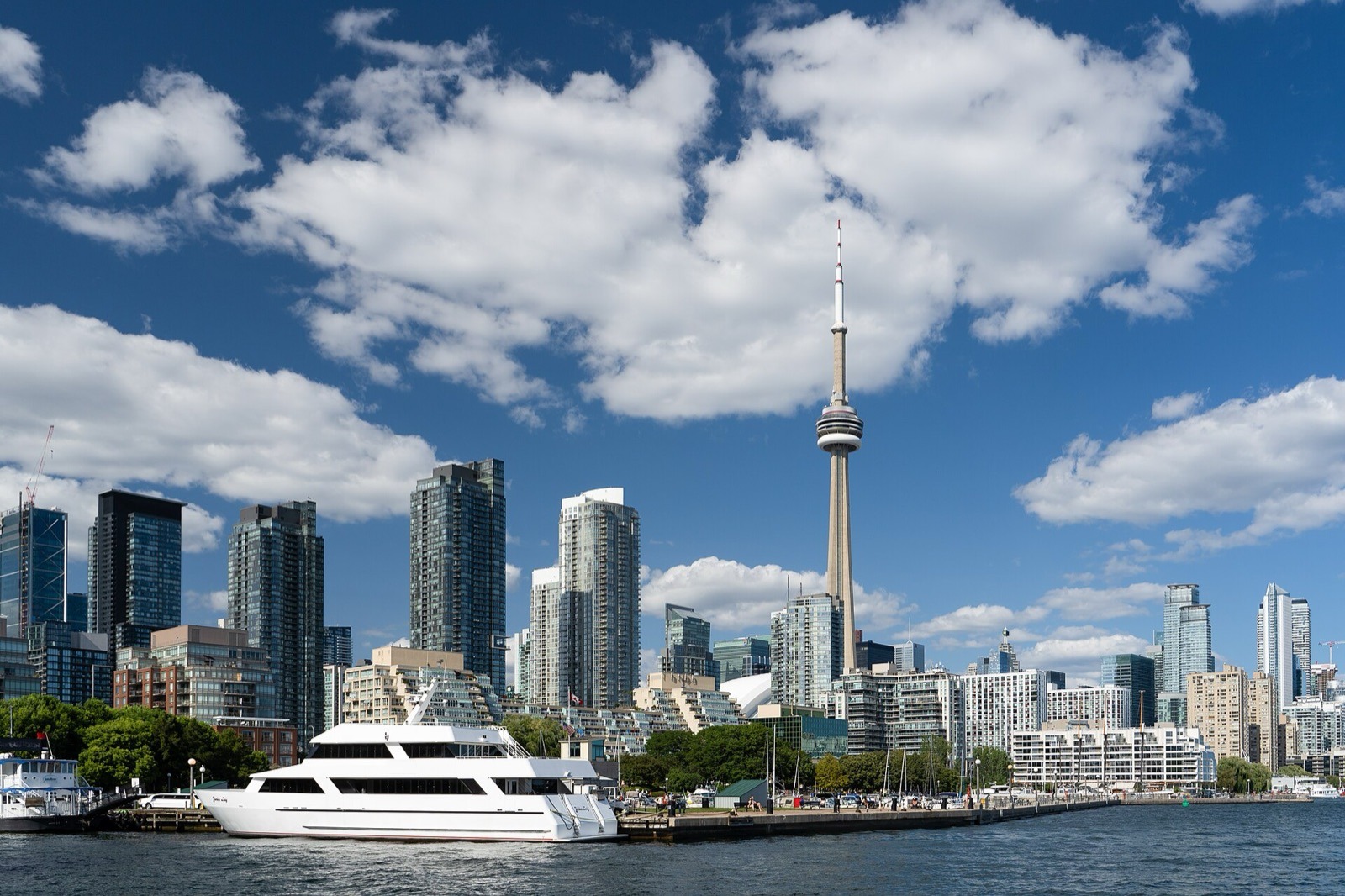 Skyline de Toronto con la CN Tower vista desde Ireland Park, junto al lago Ontario