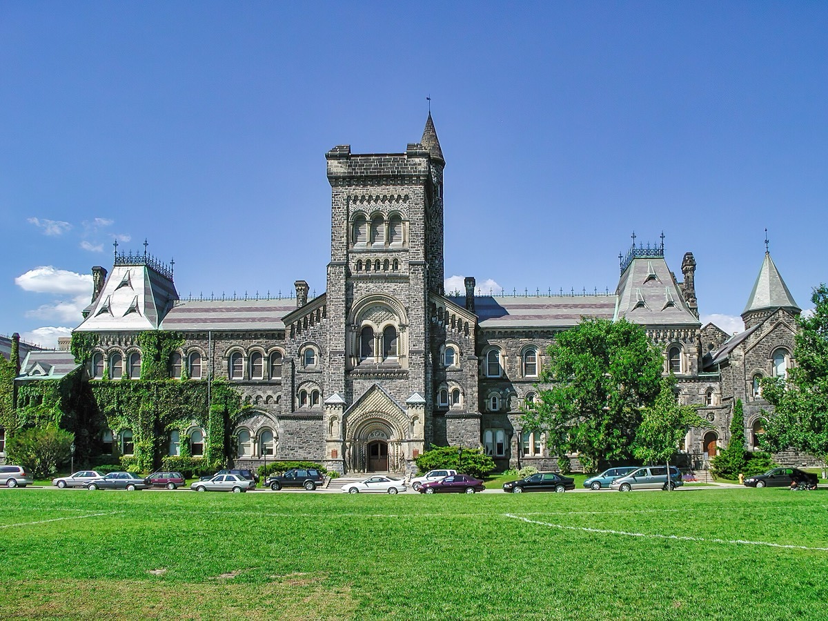 University College de la Universidad de Toronto, edificio de piedra frente a un prado