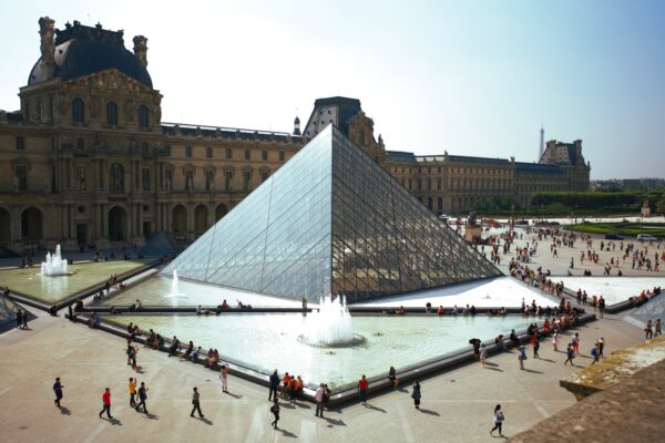 Ventajas de estudiar en Francia y conocer la Pyramide du Louvre 